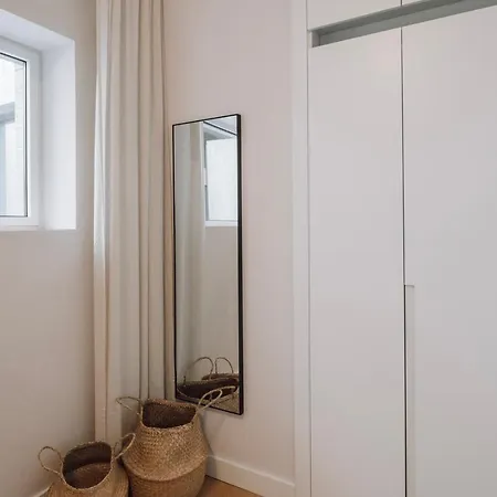 Biel - 2 Bedrooms, Pool And Parking In Arroios * ליסבון
