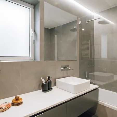Biel - 2 Bedrooms, Pool And Parking In Arroios ליסבון